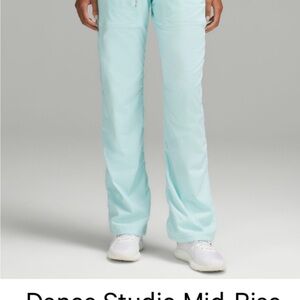 Women’s lululemon dance studio pants
Size 4
Color is mint
New without tags